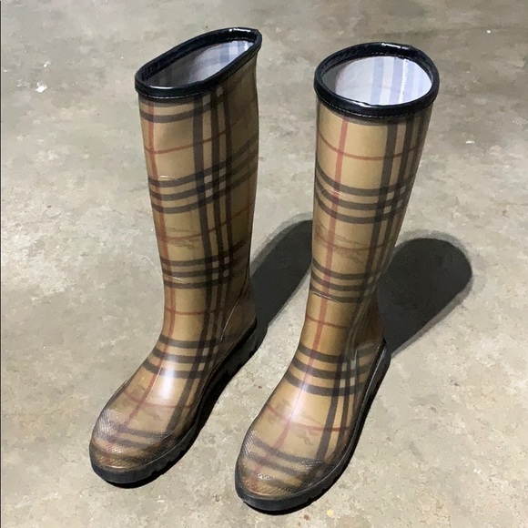 Burberry rain boots - Picture 1 of 3